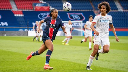 Marie Antoinette Katoto (Paris Saint-Germain) et Wendie Renard (Olympique lyonnais), lors du quart de finale de Ligue des champions féminine, le 24 mars 2021. (DPPI via AFP)