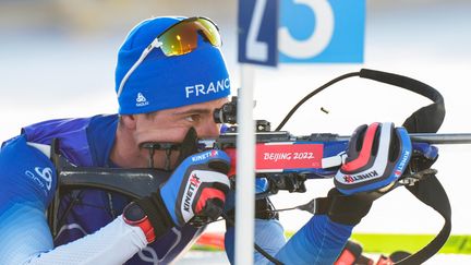 Le Français Quentin Fillon-Maillet lors de l'épreuve individuelle de biathlon&nbsp;sur la piste de Zhangjiakou (Chine) lors des Jeux olympiques de Pékin, le 8 février 2022. (JIANG HONGJING / XINHUA / AFP)