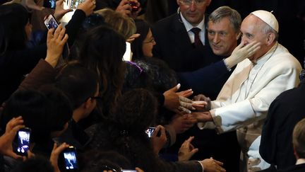 Le pape Fran&ccedil;ois rencontre des croyants apr&egrave;s une audience avec des familles de victimes de la mafia, &agrave; l'&eacute;glise San&nbsp;Gregorio VII, &agrave; Rome (Italie), le 21 mars 2014. (ALESSANDRO BIANCHI / REUTERS )