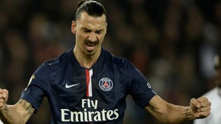 Zlatan Ibrahimovic vient de convertir le pénalty accordé au PSG contre Nice (FRANCK FIFE / AFP)