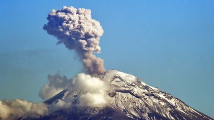 Le volcan mexicain&nbsp;Popocatepetl, le 2 décembre 2018. (RODRIGO ARANGUA / AFP)