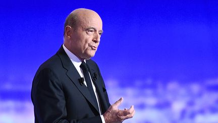 Alain Juppé, candidat à la primaire à droite, lors du premier débat télévisé sur TF1, le 13 octobre 2016. (MARTIN BUREAU / AFP)