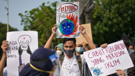 Des étudiants participent à une campagne de sensibilisation à l'environnement à Jakarta (Indonésie), le 4 juin 2021. (BAY ISMOYO / AFP)