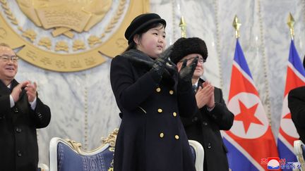 Ju Ae, la fille de Kim Jong-un, au premier plan,&nbsp;assiste à un défilé militaire à Pyongyang (Corée du Nord), le 8 février 2023. (STR / KCNA VIA KNS)