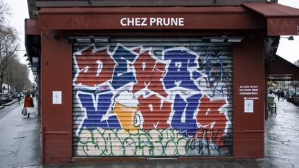 Un bar parisien fermé, le 19 décembre 2020 à Paris. (JEANNE FOURNEAU / HANS LUCAS / AFP)