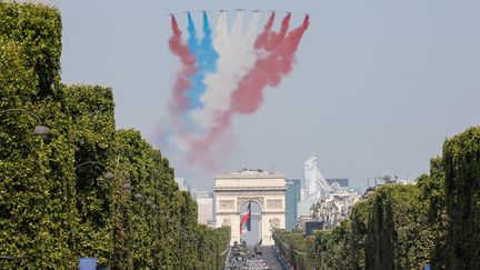 La Patrouille de France survole les Champs-Élysées, le 14 juillet 2018.&nbsp; (OLIVIER CORSAN / MAXPPP)