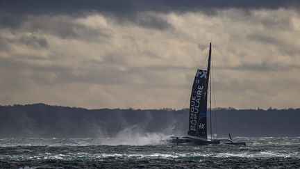 L'Ultim Maxi Banque Populaire XI après le départ de la Transat Jacques Vabre, le 29 octobre 2023. (LOIC VENANCE / AFP)