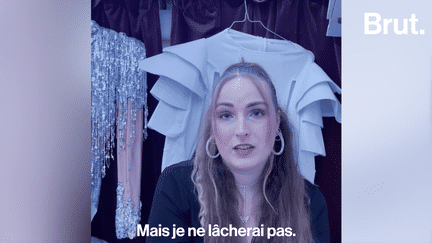 Thalys, 25 ans, a toujours rêvé de devenir chanteuse et de se produire à Bercy. Pour mettre toutes les chances de son côté, elle a quitté Nantes, plaqué son travail, s’est acheté un van et a rejoint Paris. Tous les jours, elle chante dans le métro. Brut l’a suivie.