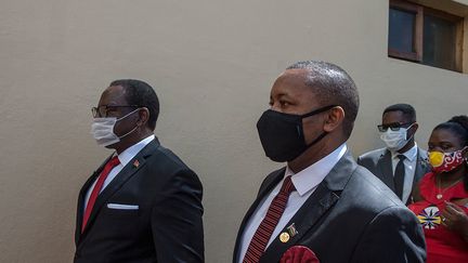 Au Malawi, les deux principaux candidats de l’opposition, Lazarus Chakwera (à gauche) et le vice-président Saulos Chilima, se sont alliés pour faire front commun face au président sortant Peter Mutharika, qui entend se succéder à lui-même. Le scrutin présidentiel se tiendra le 2 juillet 2020, car la Cour suprême a débouté le 8 mai le président sortant qui contestait l’annulation des élections de mai 2019. La campagne électorale, déjà émaillée de violences, pourrait être fortement perturbée par la pandémie de coronavirus dans ce pays où 17 millions d'habitants vivent sous le seuil de pauvreté.&nbsp; &nbsp;&nbsp; (AMOS GUMULIRA / AFP)