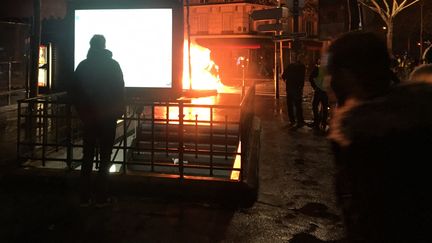 Une voiture brûlée place du Trocadéro à Paris en marge d’un rassemblement des "gilets jaunes". (JULIEN PASQUALINI / FRANCE-INFO)