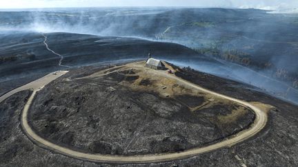 La chappelle de Braspart (Finistère) après un incendie qui a ravagé les Mont d'Arrées en Bretagne, le 19 juillet 2022. (MAXPPP)