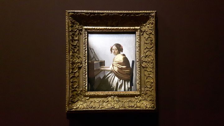 La "Jeune femme assise au virginal", faisant partie de la Leiden Collection de l'américain Thomas Kaplan, est présentée au musée du Louvre.&nbsp; (RADIO FRANCE / Anne Chépeau)