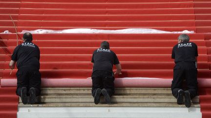 L'installation du tapis rouge pour l'ouverture du 66e Festival de Cannes en 2013
 (ANNE-CHRISTINE POUJOULAT / AFP)