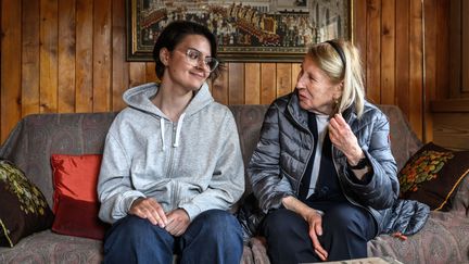 L'arrière-petite-fille de l'écrivain russe Tolstoï, Mafrta Albertini (à droite) accueille chez en Suisse Anastasia Sheludko qui a fui l'Ukraine. Le 31 mars 2022 (FABRICE COFFRINI / AFP)