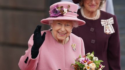 La reine Elizabeth II arrivant à&nbsp;la cérémonie d'ouverture de la Senedd, le Parlement gallois, à Cardiff, le 14 octobre 2021. (JACOB KING / AFP)