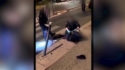 De nombreuses questions restent en suspens après un accident durant lequel un motard s’est brisé une jambe. Ses proches accusent les policiers d’avoir provoqué sa chute, la préfecture de police avance une version différente des faits. (France 3)