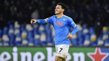 La joie du milieu de terrain de Naples Eljif Elmas, auteur d'un doublé face à Leicester en Ligue Europa, le 9 décembre. (ALBERTO PIZZOLI / AFP)