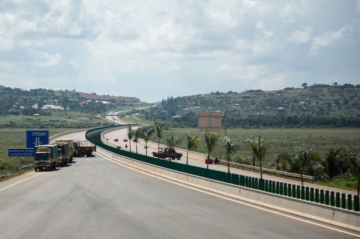 Premier jour de fonctionnement de la nouvelle voie rapide de 51&nbsp;kilomètres financée par la Chine pour relier la capitale de l’Ouganda Kampala à l’aéroport international d’Entebbe, le 15&nbsp;juin 2018.  (SUMY SADURNI/AFP)