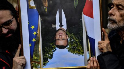 "Les décrocheurs" de portraits mènent une action à Paris, le 13 mars 2020. (CHRISTOPHE ARCHAMBAULT / AFP)