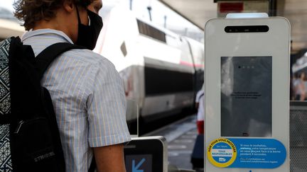 Les bornes de contrôle de la température ont été installées dans la Gare de Lyon (Paris) (FRANCOIS GUILLOT / AFP)