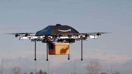 Capture d'&eacute;cran d'une vid&eacute;o pr&eacute;sentant le syst&egrave;me de livraison d'Amazon &agrave; l'&eacute;tude, utilisant des drones. (AMAZON / YOUTUBE / FRANCETV INFO)