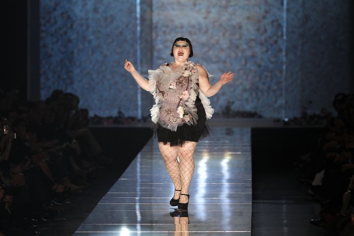 Beth Ditto, la chanteuse du groupe Gossip, dans un d&eacute;fil&eacute; de Jean Paul Gaultier, le 2 octobre 2010, &agrave; Paris. (© BENOIT TESSIER / REUTERS / X02011)