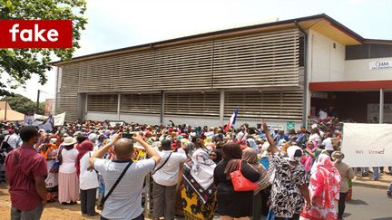 Manifestation devant l'hôpital de Mayotte le 25 septembre 2017. (Ornella LAMBERTI / AFP)