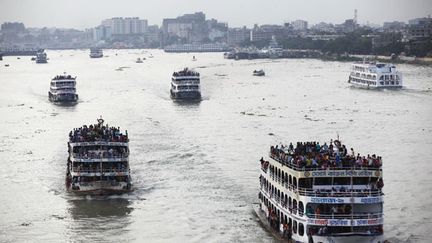 &nbsp; (Les ferries transportent habituellement des centaines de passagers sur les cours d'eau bangladais © REUTERS/Andrew Biraj)