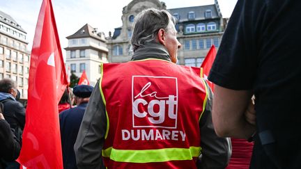 Des salariés de l'entreprise Dumarey manifestant place Kléber, le 28 septembre 2024 à Strasbourg (Bas-Rhin). (CYBULSKI MATHILDE / HANS LUCAS VIA AFP)