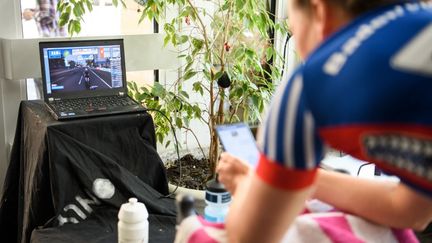 Une cycliste professionnelle qui s'entraîne sur Zwift.&nbsp; (HELGE PRANG / GES-SPORTFOTO)