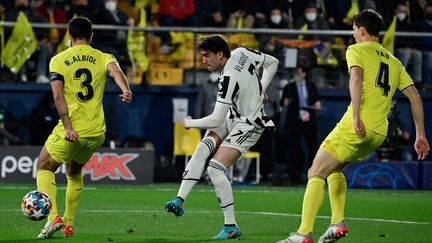 L'attaquant de la Juventus,&nbsp;Dusan Vlahovic, frappe au but lors du 8e de finale aller de Ligue des champions, le 22 février face à Villarreal.&nbsp; (JAVIER SORIANO / AFP)