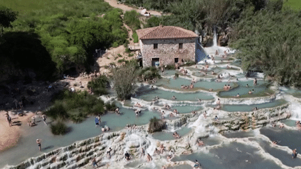 Santé : les bienfaits des thermes de Saturnia, sources chaudes de la Toscane (France 2)