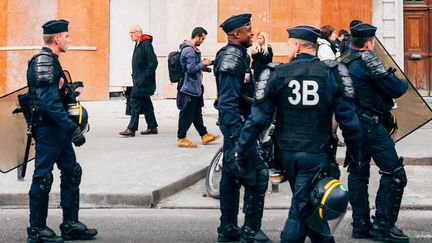 Des policiers mobilisés lors d'une manifestation contre la loi Travail à Paris, le 12 mai 2016. (CYRIL ABAD / HANS LUCAS)