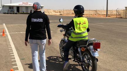 Elena Bukaryeva, 39 ans, instructrice de moto (à gauche), se tient à côté d'une élève sur le circuit du Bikers Skills Institute, à Riyad (Arabie saoudite). (BIKERS SKILLS INSTITUTE / TOUS DROITS RÉSERVÉS)