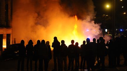 Des opposants au projet d'a&eacute;roport de Notre-Dame-des-Landes se tiennent devant un feu apr&egrave;s la manifestation organis&eacute;e &agrave; Nantes, samedi 22 f&eacute;vrier 2014. (JEAN-SEBASTIEN EVRARD / AFP)