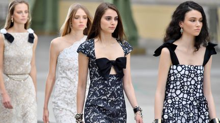 Défilé croisière Chanel 2019-2020, au Grand Palais à Paris, le 3 mai 2019 : les robes du soir, près du corps, s'ornent de noeuds noirs (ANTHONY HARVEY/WWD/REX/SIPA / SHUTTERSTOCK)