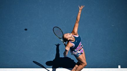 Le Biélorusse Aryna Sabalenka au service lors de son quart de finale de l'Open d'Australie contre Donna Vekic, à Melbourne, le 25 janvier 2023. (ANTHONY WALLACE / AFP)