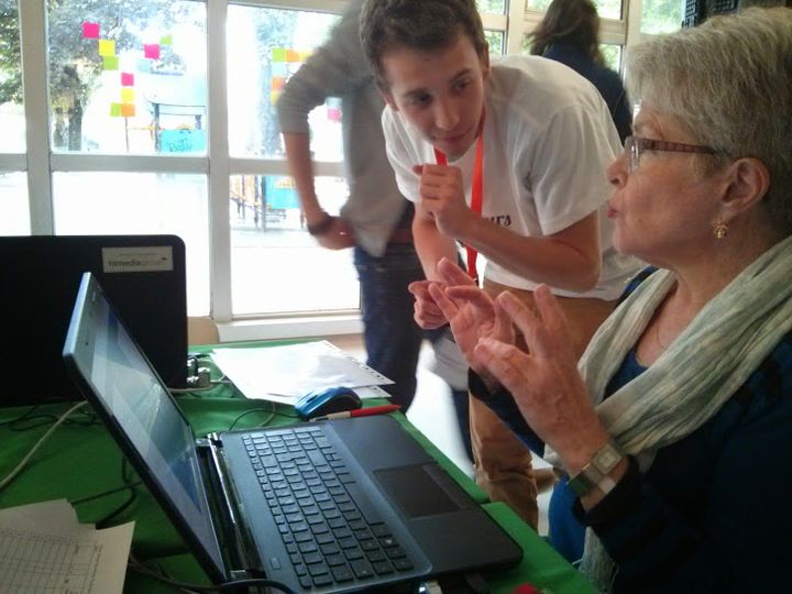 Anne, documentaliste &agrave; la retraite, explique son probl&egrave;me &agrave; un membre du programme des "Voyageurs du code", le 24 mai 2014 &agrave; la biblioth&egrave;que de Montreuil (Seine-Saint-Denis). (VINCENT MATALON / FRANCETV INFO)