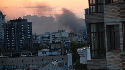 La fumée après une attaque russe sur Kiev, le 28 avril 2022. (DOGUKAN KESKINKILIC / ANADOLU AGENCY VIA AFP)