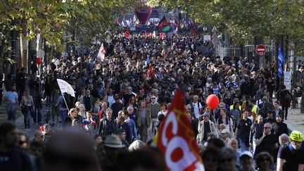 Les manifestants contre la loi Travail dans les rues de Paris, le 21 septembre 2017.&nbsp; (PATRICK KOVARIK / AFP)