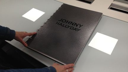 Ce livre consacré à Johnny Hallyday a été produit par l'Imprimerie Solidaire, basée à Martigné-sur-Mayenne, dans le Pays de la Loire. (CHARLOTTE COUTARD / FRANCE BLEU MAYENNE)