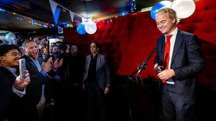 The leader of the Freedom Party (PVV), Geert Wilders, celebrates the arrival of his party in the lead during the legislative elections in the Netherlands, November 22, 2023 in Scheveningen.  (REMKO DE WAAL / ANP MAG / AFP)