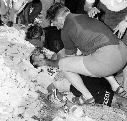 La mort de Tom Simpson, dans l&#039;ascension du Ventoux en juillet 1967
 (DR)