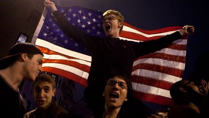 "USA, USA", scandaient des Bostoniens descendus dans la rue. Certains arboraient un drapeau am&eacute;ricain. (KAYANA SZYMCZAK / GETTY IMAGES NORTH AMERICA / AFP)