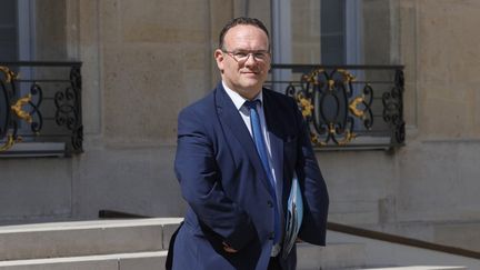 Le ministre des Solidarités, Damien Abad, quitte l'Elysée le 1er juin 2022. (GEOFFROY VAN DER HASSELT / AFP)