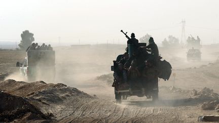 Des combattants chiites des Unités de mobilisation populaires arrivent au sud de Mossoul le samedi 22 octobre 2016. (AHMAD AL-RUBAYE / AFP)