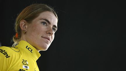 Demi Vollering en maillot jaune après la 4e étape du Tour de France 2024, le 14 août, à Liège. (JULIEN DE ROSA / AFP)