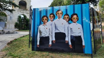 Les portraits de nord-coréens de Stephan Gladieu sont présentés au jardin d'été à Arles aux Rencontres de la photographie. (ANNE CHEPEAU / RADIO FRANCE)