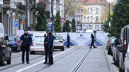 Un périmètre de sécurité établi par la police au lendemain de l'attentat qui a fait deux morts à Bruxelles, en Belgique, le 17 octobre 2023. (DURSUN AYDEMIR / ANADOLU / AFP)