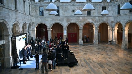 Des célébrités photographieées lors d'un festival de la fiction de la Rochelle, cette année Artus, Julie Gayet et Alexandra Lamy sont attendues. (XAVIER LEOTY / AFP)